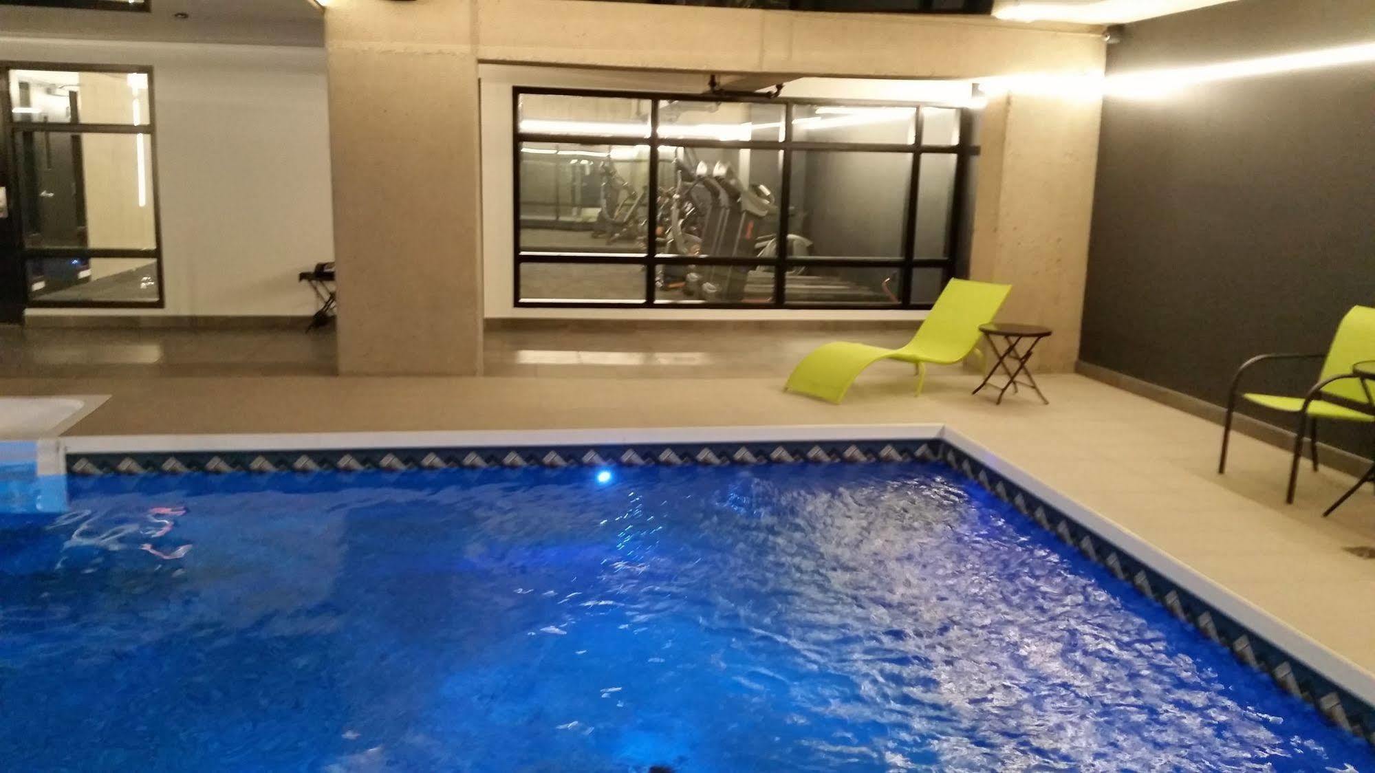 Grand Times Hotel דראמונדוויל מראה חיצוני תמונה